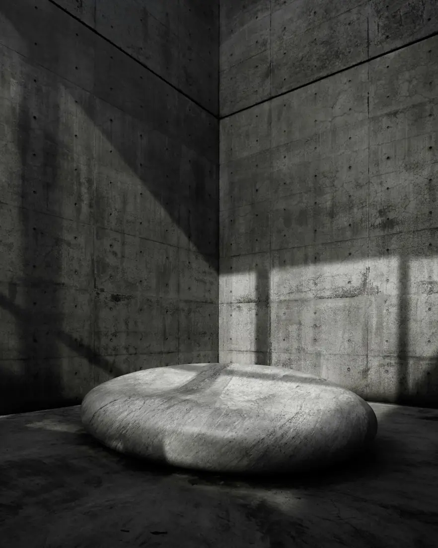 Ambiente de concreto iluminado por uma faixa de luz natural